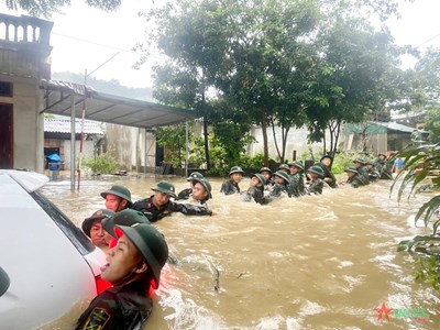 View - 	Hà Giang: Lực lượng Quân đội hỗ trợ người dân vùng ngập lụt, sạt lở